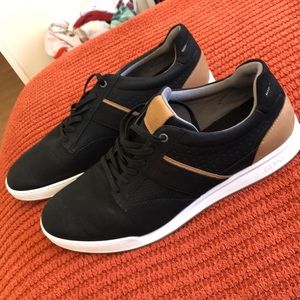 Although black and tan men’s casual shoes